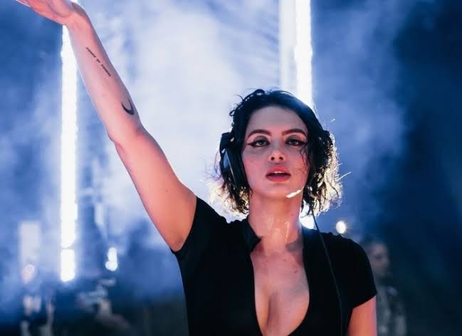 Sara Landry lanza ‘Interesting’ y anuncia fecha de ‘Divine Intervention’