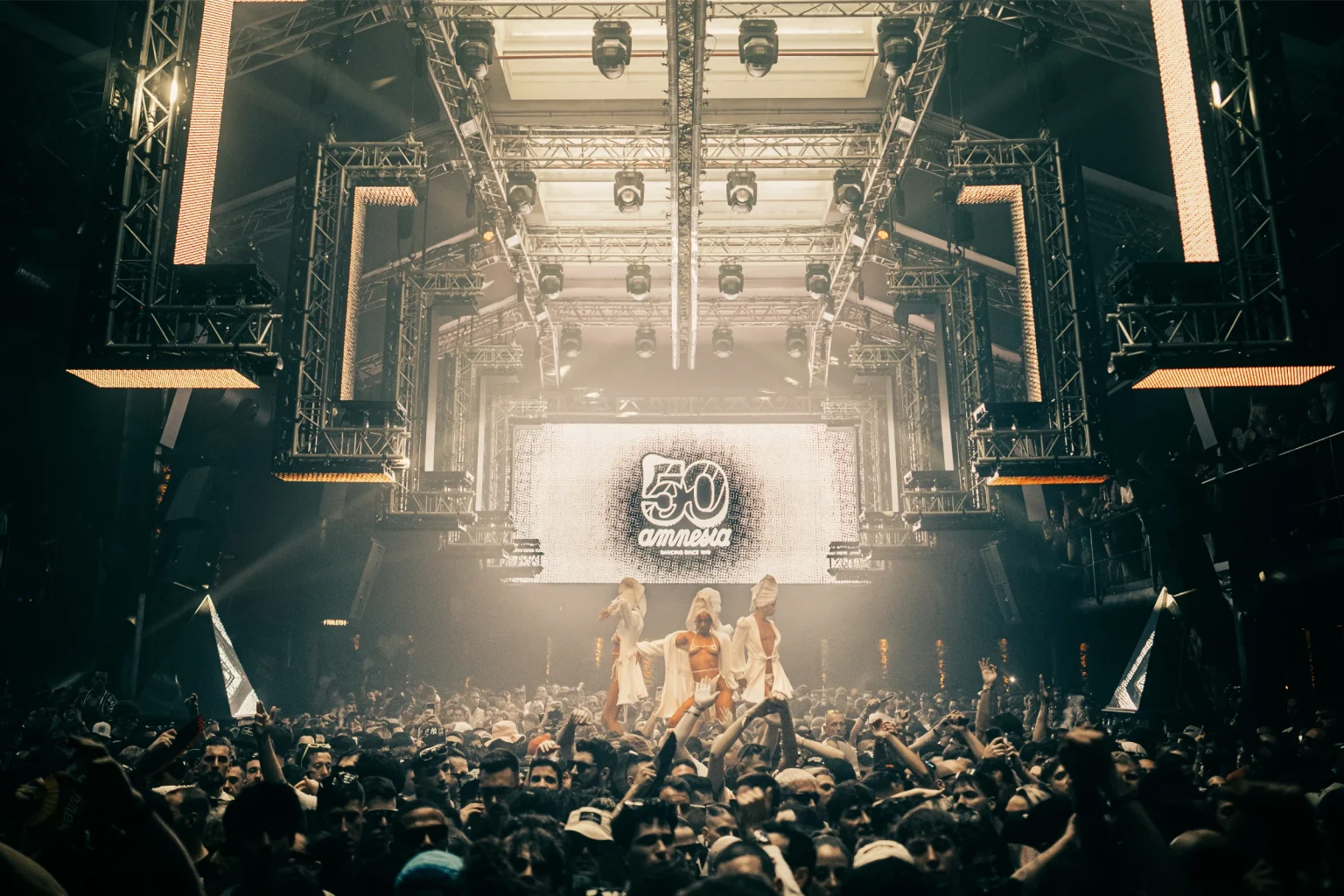 Así fue el cierre de 50 años de Amnesia Ibiza: 19 horas, Locomia sorpresa y amanecer en la Terrace