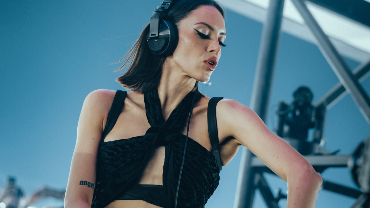 Sara Landry estrena Divine Intervention: su nuevo álbum de 14 canciones y la frase que lo define